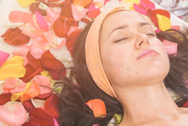 Концепция людей, красоты, курорта, косметологии и skincare стоковое фото Концепция людей, красоты, курорта, косметологии и skincare стоковое фото