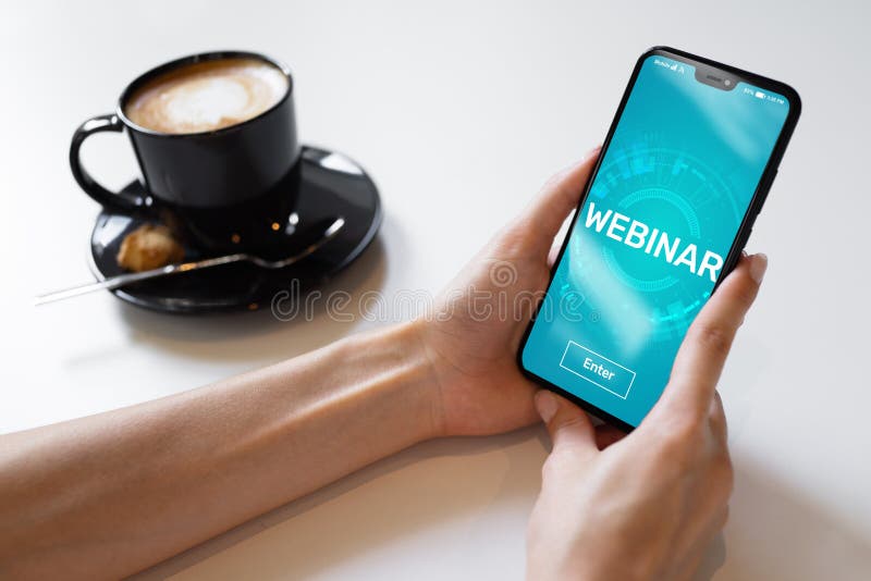 Концепция образования онлайн обучения обучения по Интернету Webinar тренируя на экране мобильного телефона стоковое изображение Концепция образования онлайн обучения обучения по Интернету Webinar тренируя на экране мобильного телефона стоковое изображение