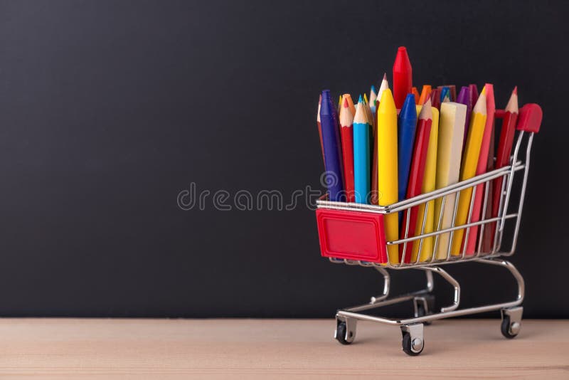 Концепция образования с магазинной тележкаой хрома, ручками, crayons, colo стоковое фото rf Концепция образования с магазинной тележкаой хрома, ручками, crayons, colo стоковое фото rf