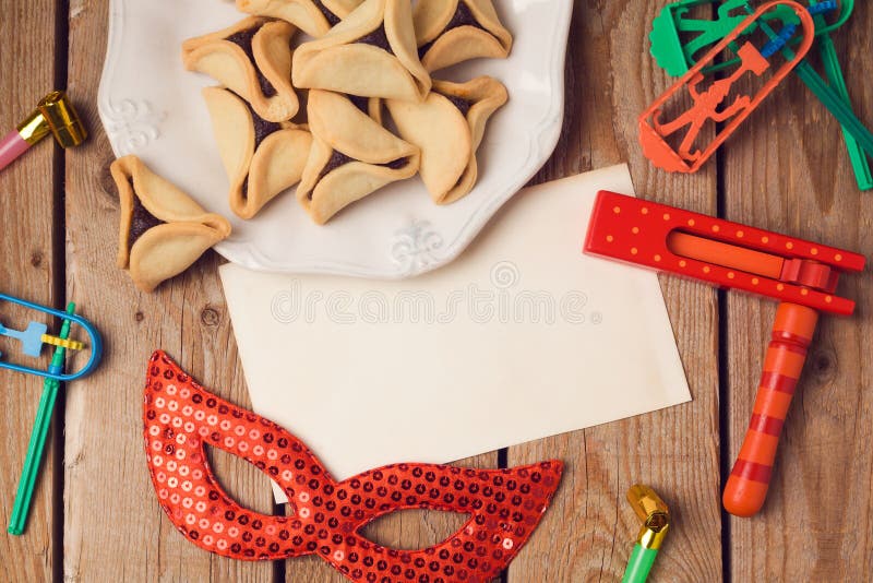 Концепция праздника Purim с поздравительной открыткой и hamantaschen печенья на деревянной предпосылке стоковое фото Концепция праздника Purim с поздравительной открыткой и hamantaschen печенья на деревянной предпосылке стоковое фото