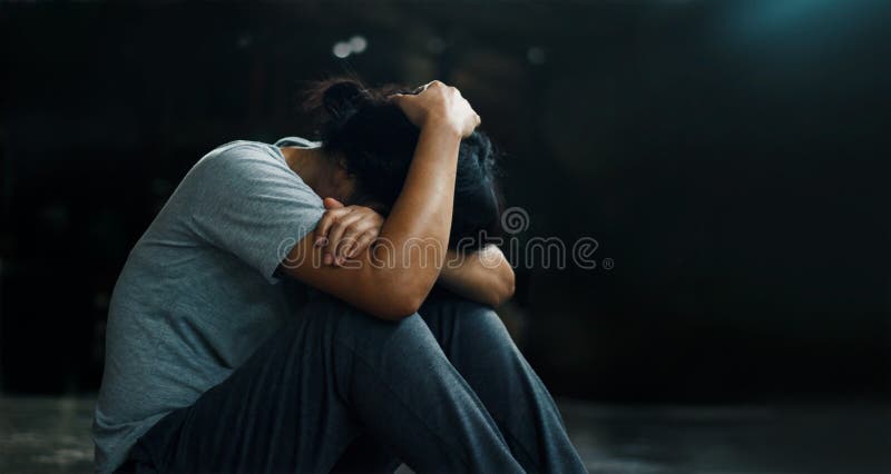 Концепция психических здоровий PTSD Разлад стресса столба травматичный Подавленная женщина сидя самостоятельно на поле в backgr т стоковые изображения rf Концепция психических здоровий PTSD Разлад стресса столба травматичный Подавленная женщина сидя самостоятельно на поле в backgr т стоковые изображения rf