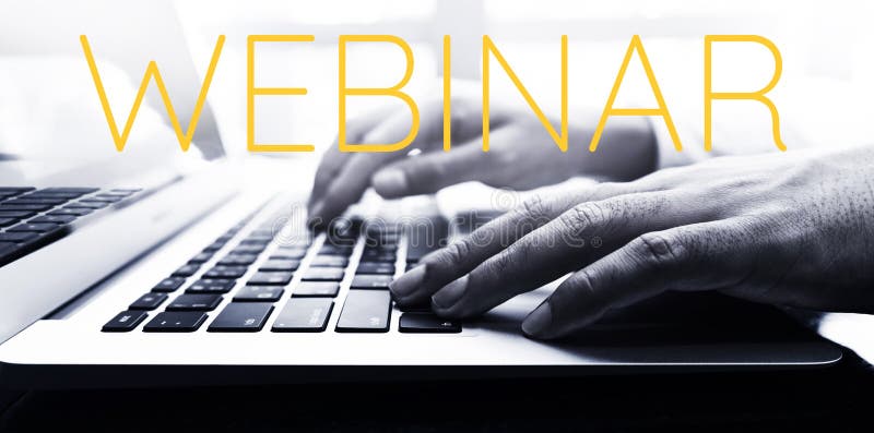 Концепция системы Webinar с мужской рукой используя компьютер стоковое фото