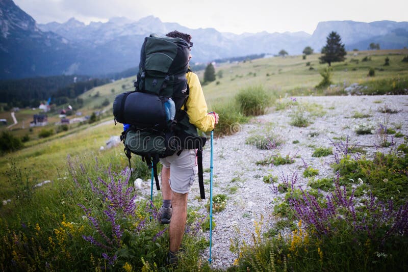 Концепция спорт, успеха и достижения Молодой hiker, счастливый с тем он успешно достиг верхней части стоковые изображения rf