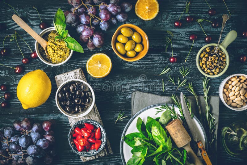 Концепция среднеземноморской кухни Различные плодоовощ, травы и закуски на взгляд сверху деревянного стола стоковое изображение Концепция среднеземноморской кухни Различные плодоовощ, травы и закуски на взгляд сверху деревянного стола стоковое изображение