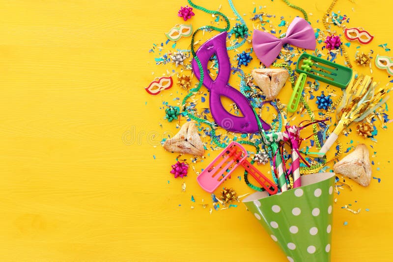 Концепция торжества Purim & x28; еврейское holiday& x29 масленицы; над деревянной желтой предпосылкой стоковое фото
