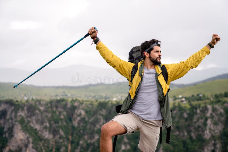 Концепция, успехов и достижений Молодой hiker, счастлив с этим он успешно достиг. стоковые фотографии rf