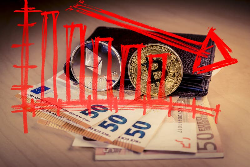 Концепция финансового рынка с понижательной тенденцией понижаясь с bitcoin и ethereum над бумажником с счетами евро стоковые изображения rf Концепция финансового рынка с понижательной тенденцией понижаясь с bitcoin и ethereum над бумажником с счетами евро стоковые изображения rf