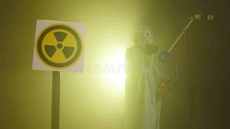 Концепция экологического бедствия и радиационного загрязнения Человек в костюме об радиационной защите измеряет излучение видеоматериал Концепция экологического бедствия и радиационного загрязнения Человек в костюме об радиационной защите измеряет излучение видеоматериал
