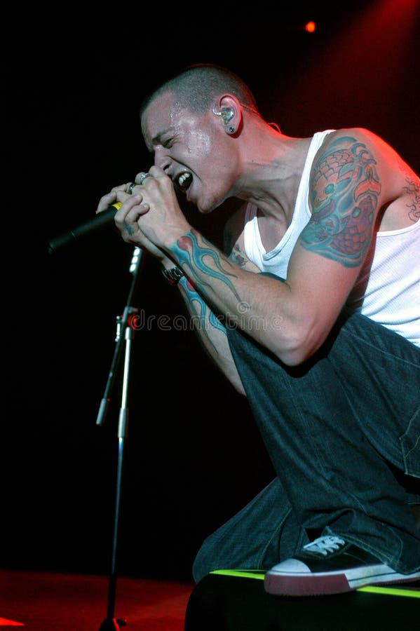 концерт в ночном клубе alcatraz, во время концерта певица chester bennington стоковая фотография rf