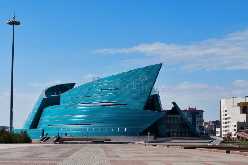 Концертный зал Казахстана центральный в Астане стоковое фото rf Концертный зал Казахстана центральный в Астане стоковое фото rf