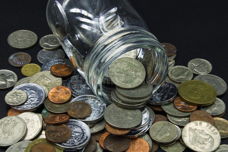 копилка, открытая для получения сбережений из стеклянной банки со старыми  монетами на черном фоне Стоковое Фото - изображение насчитывающей  облечение, мексиканско: 217819630