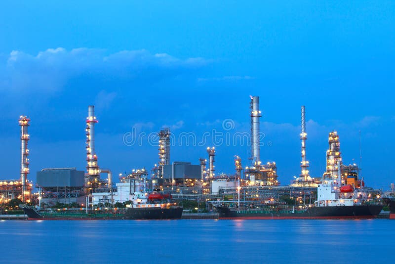 Корабль нефтяного танкера на порте против красивого освещения в dusky небе стоковые изображения Корабль нефтяного танкера на порте против красивого освещения в dusky небе стоковые изображения