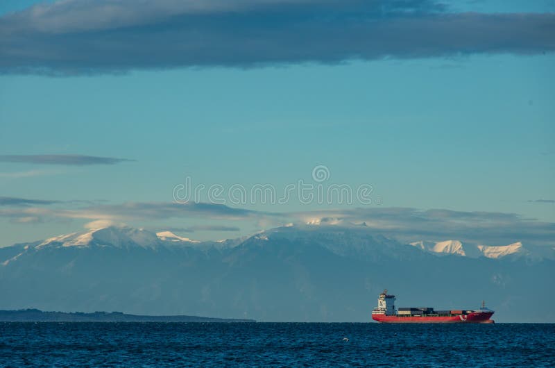 Корабль в заливе Thessaloniki в анкоредже Пока snowcapped summi стоковое изображение rf Корабль в заливе Thessaloniki в анкоредже Пока snowcapped summi стоковое изображение rf
