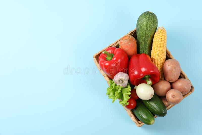 корзина с овощами на голубом фоне