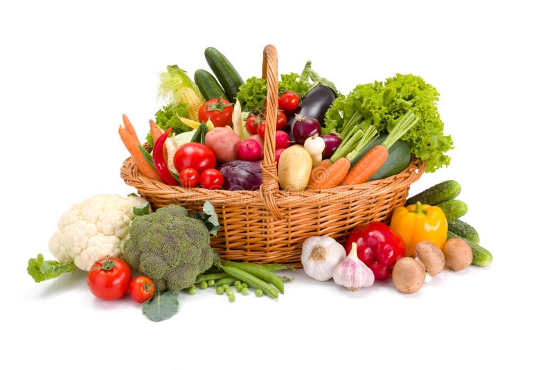 Корзина с различными свежими овощами