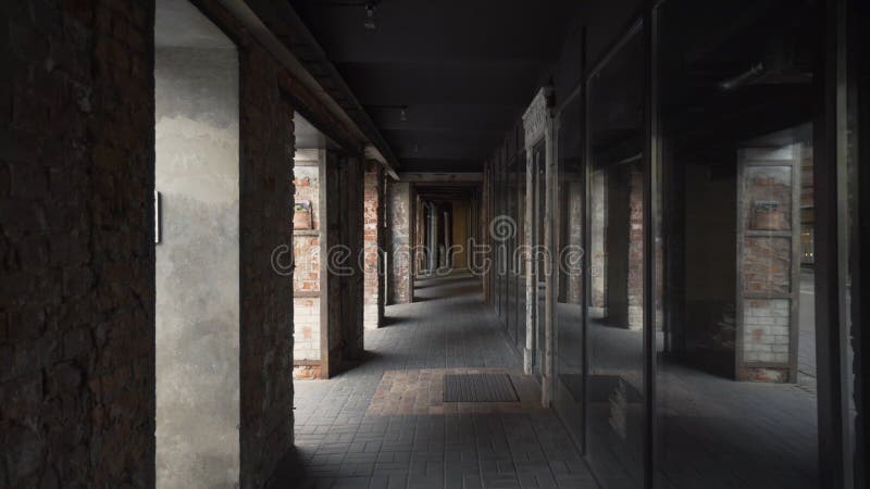 Коридор офисного здания в стиле loft кирпича. Действие. Красивая архитектура современного офисного здания с длинным стоковое фото