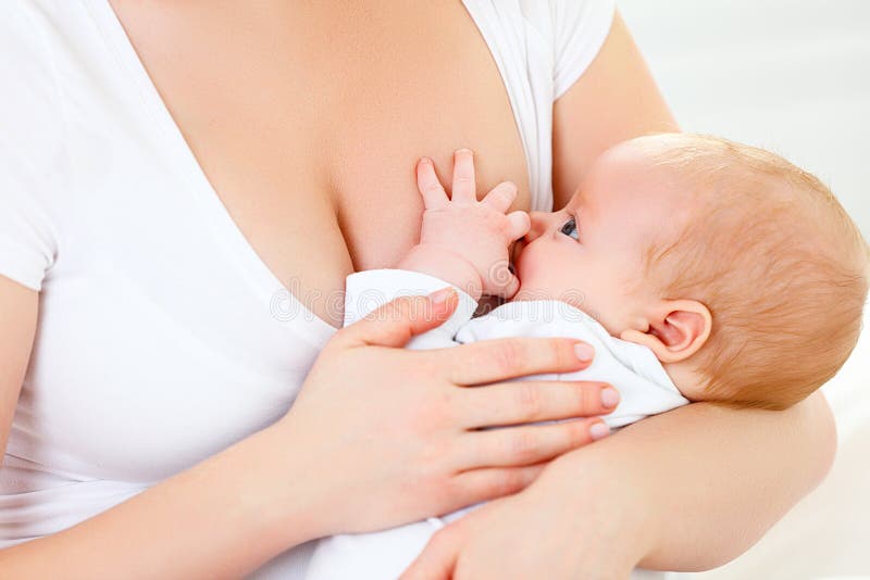 кормить грудью будьте матерью держать newborn в объятии и кормить грудью грудью стоковое изображение rf