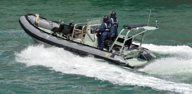 Королевские матросы военно-морского флота Новой Зеландии едут inflat Тверд-шелушат Zodiak, который стоковая фотография Королевские матросы военно-морского флота Новой Зеландии едут inflat Тверд-шелушат Zodiak, который стоковая фотография