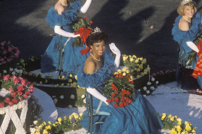 Королевы красоты на поплавке в параде Rose Bowl, Пасадина, Калифорнии