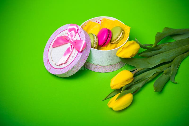 Коробка с предпосылкой тюльпанов macaroons цвета весны ягоды для валентинок будет матерью дня пасхи женщины с влюбленностью стоковое изображение rf