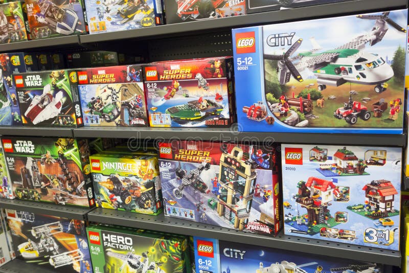 Коробки Lego на полках стоковое изображение Коробки Lego на полках стоковое изображение