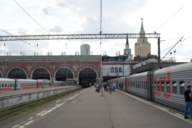 корова русская : Казанский вокзал в Москве летом. видны железнодорожные пути и поезда стоковые изображения rf