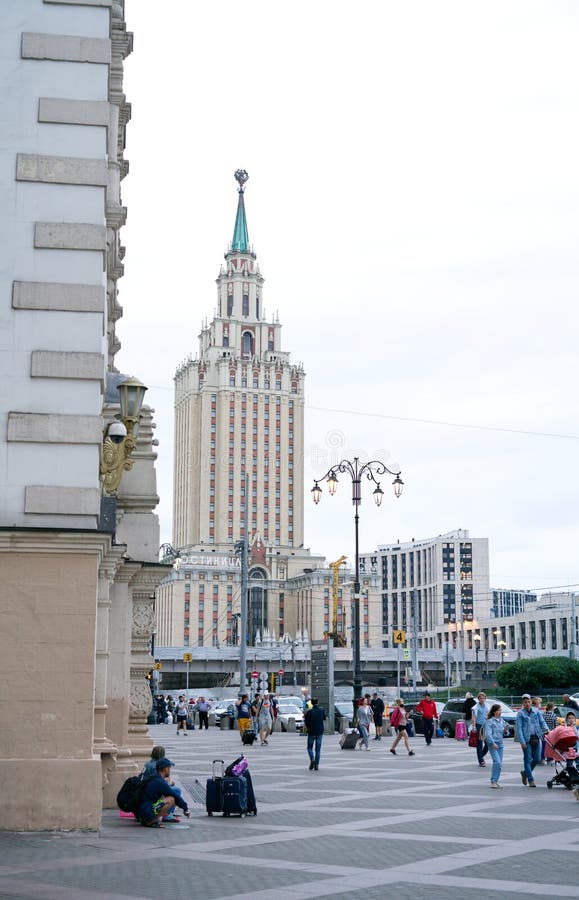 корова русская 27 2021 : площадь перед железнодорожным вокзалом Казань в Москве с пешеходными пассажирами и стоковое изображение rf