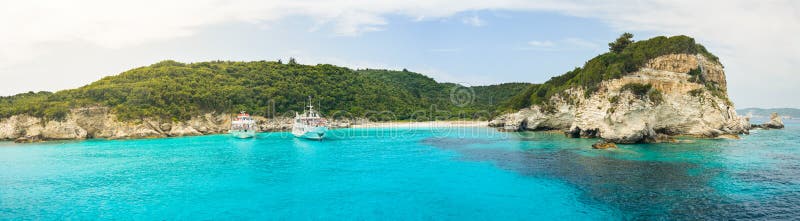 Корфу, побережье панорамы острова Paxos, высоких скал над голубым морем с заливом для шлюпок стоковое фото Корфу, побережье панорамы острова Paxos, высоких скал над голубым морем с заливом для шлюпок стоковое фото