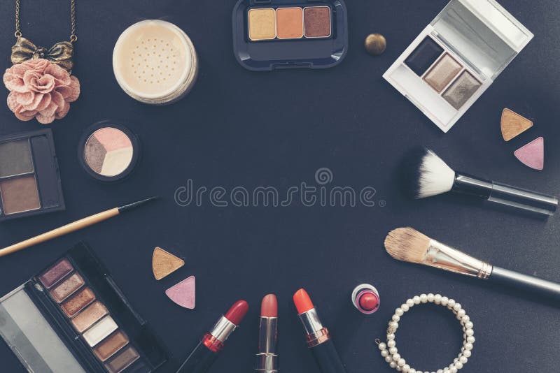 КоÑметика Ð´Ð»Ñ ÐºÑ€Ð°Ñивой женщины Ñ Ñ€Ð¾Ð·Ð¾Ð²Ñ‹Ð¼ ожерельем на черном фоне стоковые фотографии rf КоÑметика Ð´Ð»Ñ ÐºÑ€Ð°Ñивой женщины Ñ Ñ€Ð¾Ð·Ð¾Ð²Ñ‹Ð¼ ожерельем на черном фоне стоковые фотографии rf