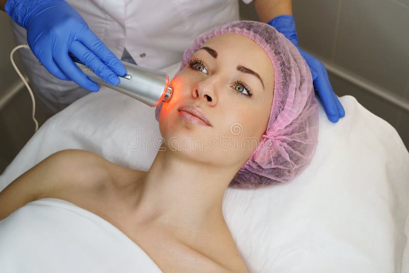 Косметология оборудования Ультразвук chromotherapy стоковые изображения rf Косметология оборудования Ультразвук chromotherapy стоковые изображения rf