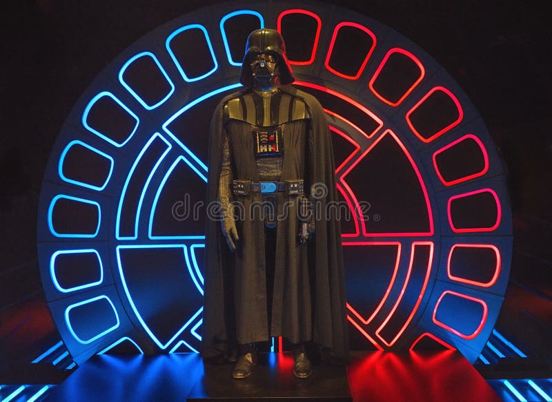Костюм Darth Vader, идентичности Звездных войн, O2ий арена Лондон стоковое изображение rf Костюм Darth Vader, идентичности Звездных войн, O2ий арена Лондон стоковое изображение rf