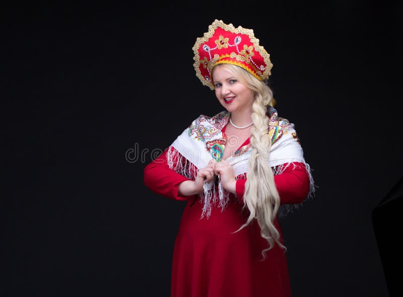 костюмируйте женщину kokoshnik платья изолированную девушкой старую красную русскую sarafan стоящую традиционную нося белую Женщи стоковая фотография rf костюмируйте женщину kokoshnik платья изолированную девушкой старую красную русскую sarafan стоящую традиционную нося белую Женщи стоковая фотография rf