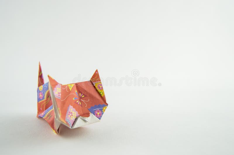 Кот Origami на белой предпосылке стоковое фото rf Кот Origami на белой предпосылке стоковое фото rf