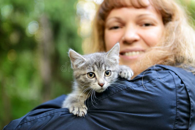Котенок на плече девушки стоковое фото rf Котенок на плече девушки стоковое фото rf