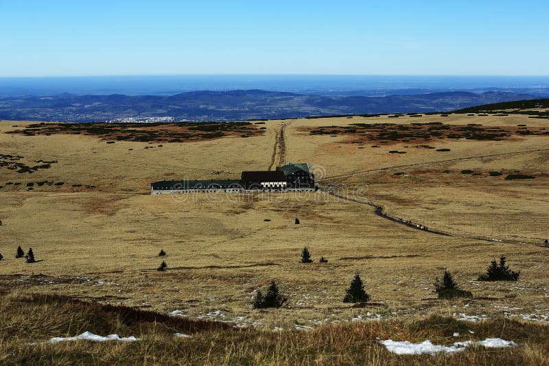 Коттедж Lucni, гигантские горы, (чех: Стручок Snezkou Krkonose, Pec), северная область чехии стоковые изображения rf Коттедж Lucni, гигантские горы, (чех: Стручок Snezkou Krkonose, Pec), северная область чехии стоковые изображения rf