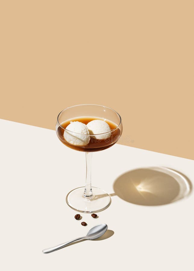 Кофе Affogato с ванильным мороженым и эспрессо в высоком стакане на бежевом фоне стоковые фотографии rf