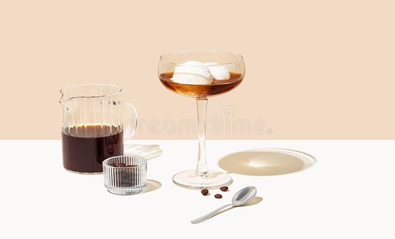 Кофе Affogato с ванильным мороженым и эспрессо в высоком стакане на бежевом фоне стоковые изображения