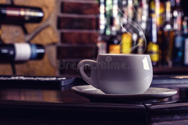 Кофе и питье Аперитив вискиа чашки кофе и коньячного спирта Wine в современном баре ночи стоковые фото