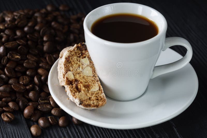 Кофе с biscotti или cantucci, традиционным итальянским печеньем стоковые изображения