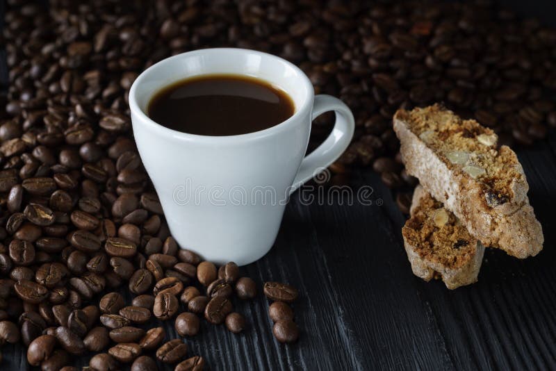 Кофе с biscotti или cantucci, традиционным итальянским печеньем стоковые изображения