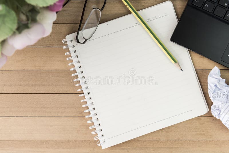 Кофе с тетрадью, цветком, карандашем, стеклами глаза на деревянном backgroun стоковая фотография Кофе с тетрадью, цветком, карандашем, стеклами глаза на деревянном backgroun стоковая фотография