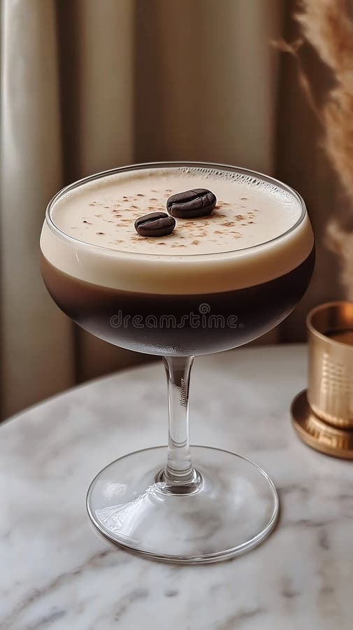 Кофейный коктейль в стакане с кофейными бобами на крыше в современном кафе иллюстрация штока.
