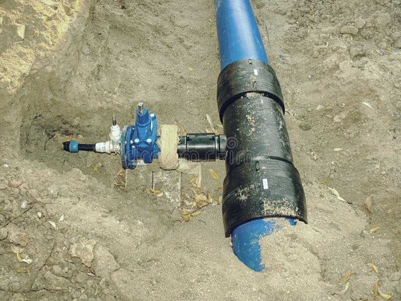 Кран резьбы трубы HDPE для того чтобы продеть нитку трубу распределения с шариковым клапаном стоковые изображения rf Кран резьбы трубы HDPE для того чтобы продеть нитку трубу распределения с шариковым клапаном стоковые изображения rf