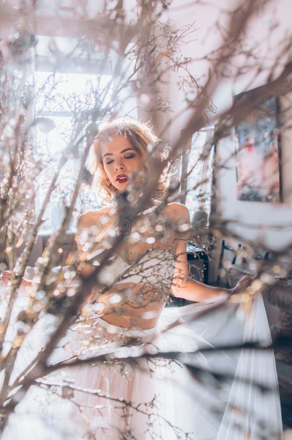 Красивая белокурая девушка с закрытыми глазами и vintage составляют и танцы в стиле прическу стоковая фотография