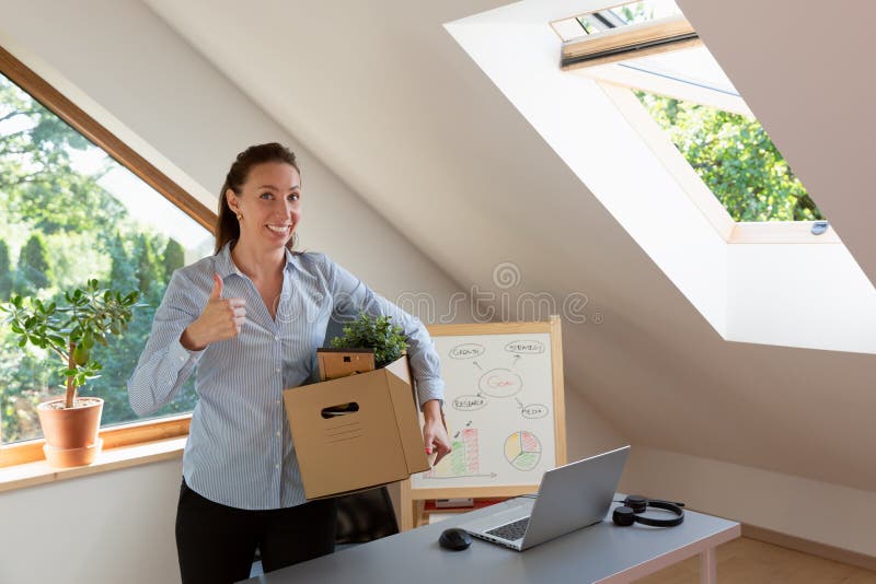 Красивая деловая женщина несет коробку с офисными принадлежностями. Концепция новой рабочей должности или увольнения с работы стоковое изображение rf