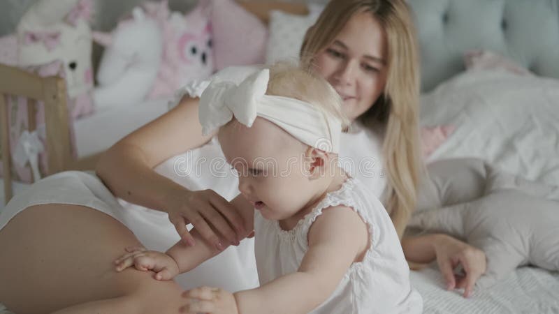 Красивая девочка и ее мама время расходов вместе и смеяться. Счастливого ребенка в хорошем настроении Мать и дочь акции видеоматериалы