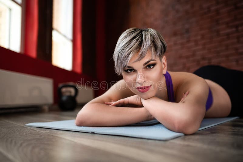Красивая девушка модели фитнеса представляя нося спорт одевает Девушка в концепции спорта близкий портрет вверх стоковое фото rf