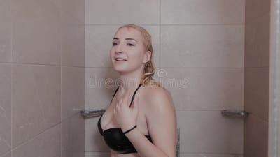 Счастливые танцы, взрослая женщина моется утром в ванной