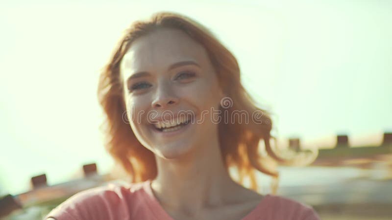 Красивая девушка, наслаждаясь солнцем летом с улыбкой. Счастливая женщина, весело. видеоматериал