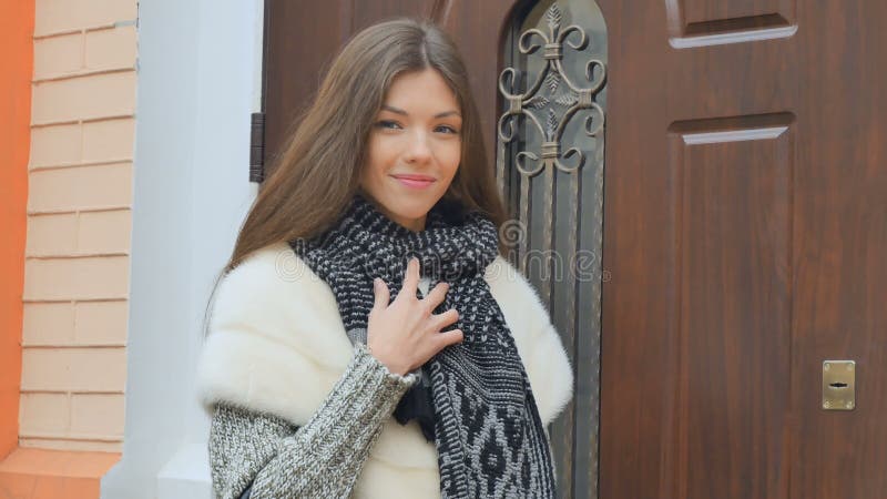 Красивая девушка около двери акции видеоматериалы